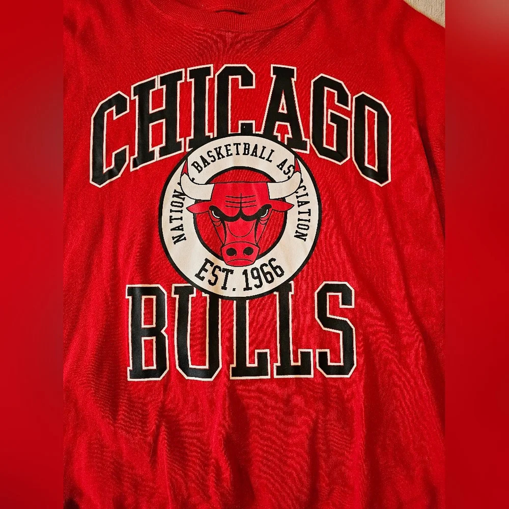 NBA Women's Size XXL Chicago Bulls Logo Sweatshirt Red Black Soft Long Crewneck - Picture 3 of 8